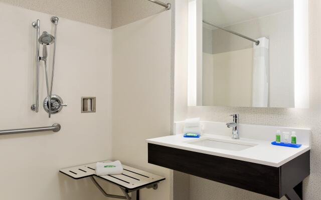 Holiday Inn Express & Suites Shawnee by IHG