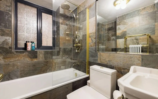 Mayfair 3-bed 5-guest Berkeley Square 1729 House