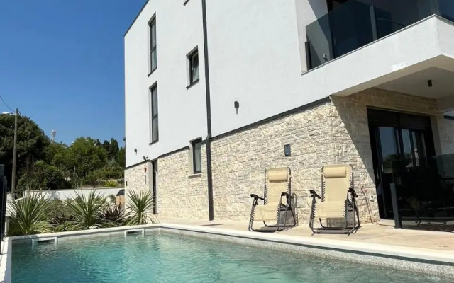 J&N Hill's Residence with swimming pool