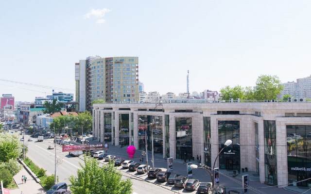 Etazhi Na Malysheva 4B Apartment