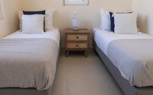Phaedrus Living: Seaside Thalassa Cretan 203