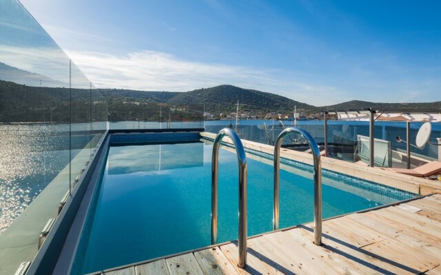 Beachfront Villa Seashell with Pool
