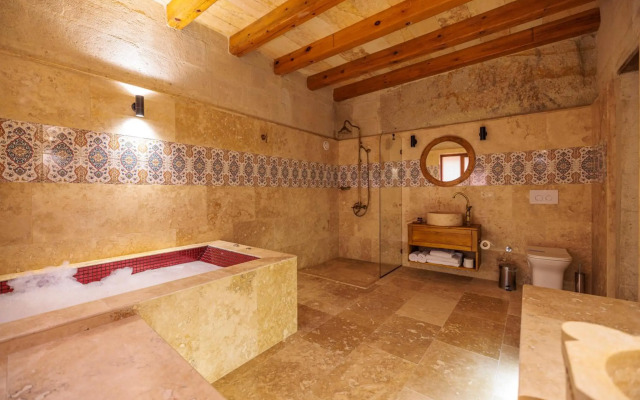 Canyon Cave Hotel