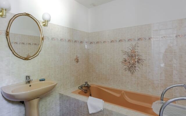 Provencal Holiday Home in Bormes-les-Mimosas with Pool