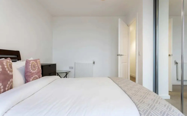 Modern 1 Bedroom Apartment Near Canary Wharf With Balcony