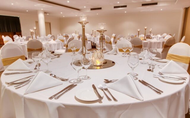 Oakbridge Hotel & Apartments