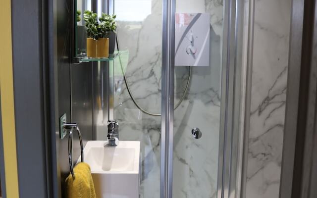 Glampods - 5 Berth Glamping Pod Elgin