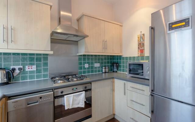 2 Bedroom Apartment Near Kensington Olympia Station