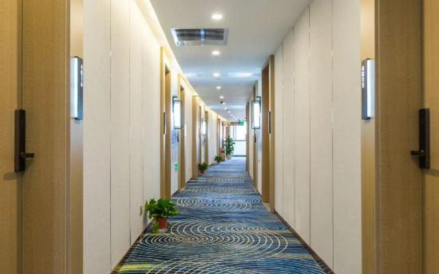 Qingmu Select Hotel (The Sun Yat-sen Mausoleum Qilin Arch)