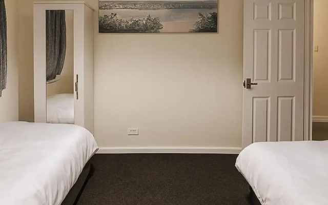 House - Sleeps 2 - Etihad Stadium 15 min Drive