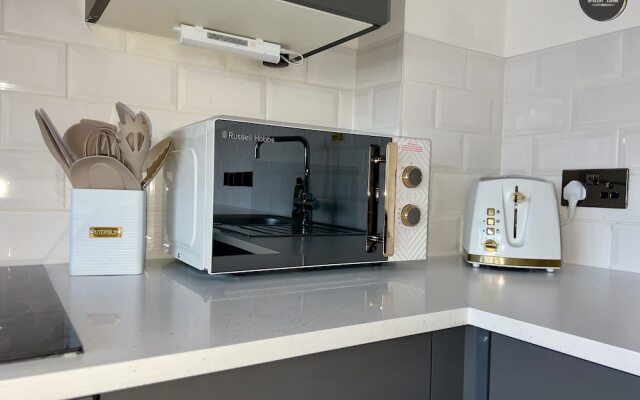 City Centre 1-bed Apartment in Preston With Sky