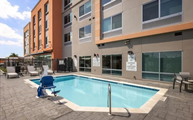 Holiday Inn Express & Suites Hawaiian Gardens