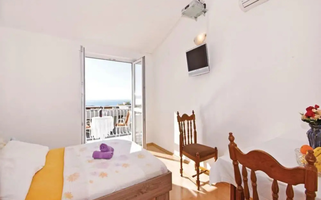 Cozy 1 Bedroom Apartment in Makarska