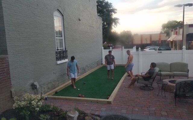 The Carriage House Inn