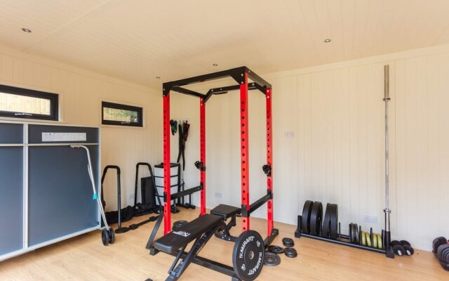 Luxury 2 Bedroom Apartment With Large Garden & gym