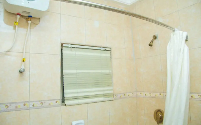 Royal Crest Hotel & Suites