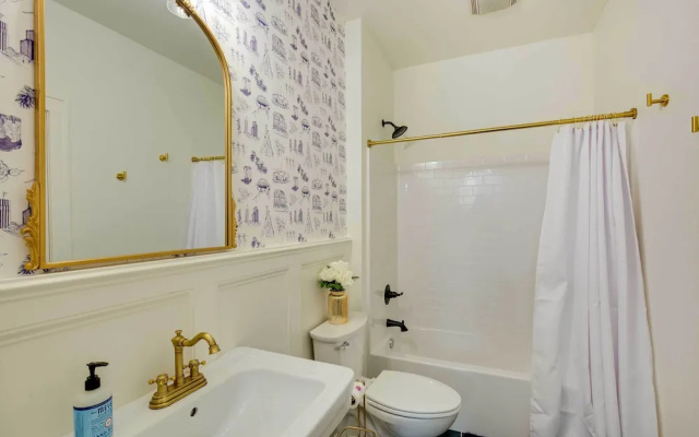 Walkable Tyler House w/ Deck: 1/2 Mi to Downtown!