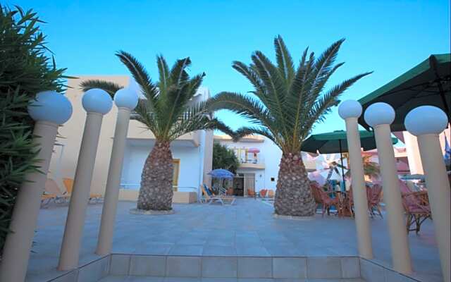 Cosmi Poolside Apartments