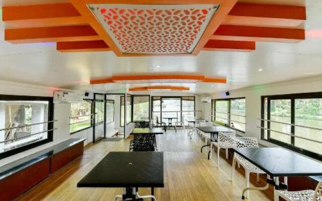 OYO 23482 Sht Symphony Premium Sharing Houseboat