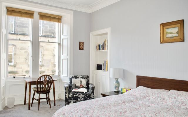 Beautiful 2 Bedroom Flat In Leith