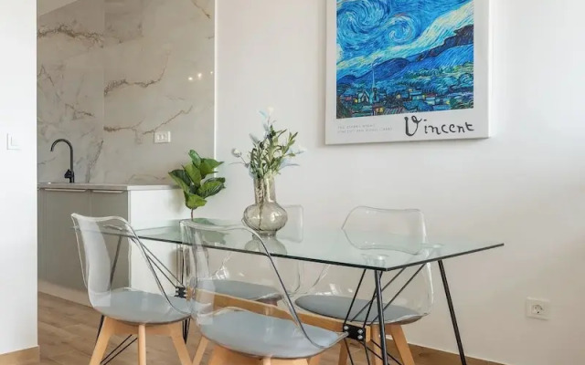 Modern apt With Balcony, 12 min Walk to the Beach