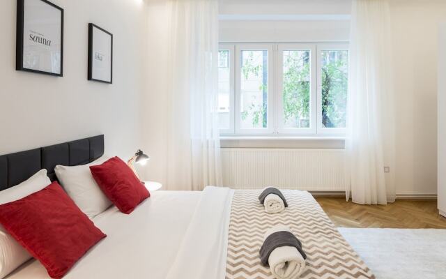 Spacious 2BDR Apartment few steps from City Center