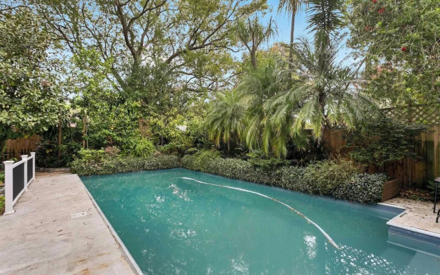 Pool House Oasis - Home for 6