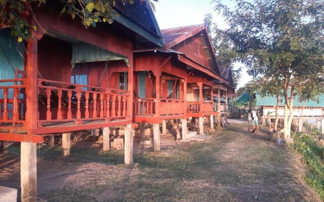 Mr. Phaos Riverview Guesthouse & Restaurant