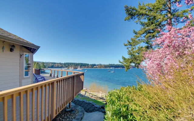 Waterfront PNW Escape w/ Deck & Beach Access!