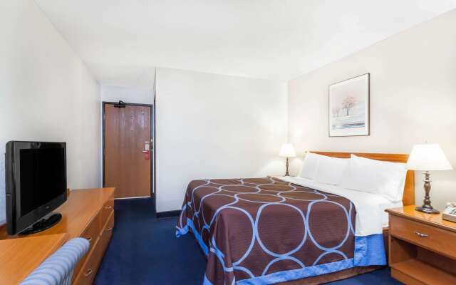 Super 8 by Wyndham Montgomery Maybrook