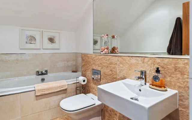 Nash House - Seafront With Parking Close to Town