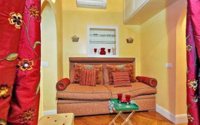 Pantheon charming apartment