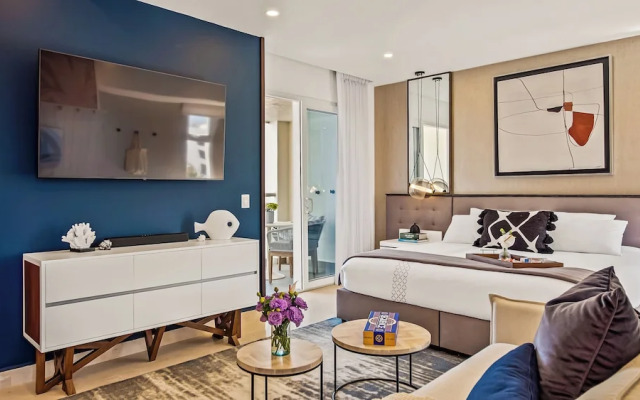 Stunning Beachfront Condo - Sea Views