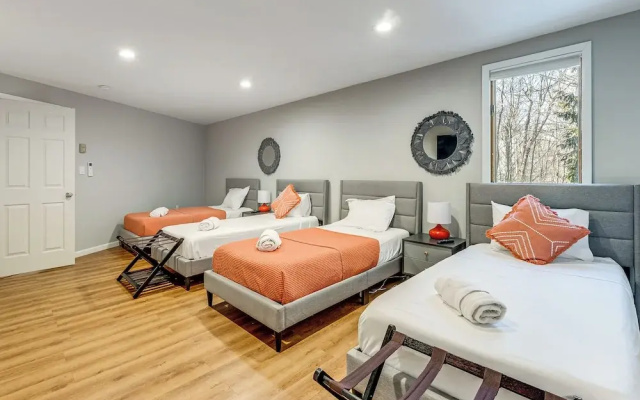 Hot Tub + Game Room: Spacious Poconos Escape!