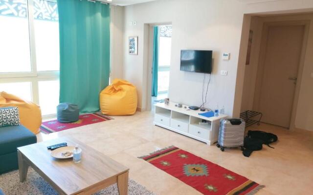 Beautiful modern apartment with access to beach and pools