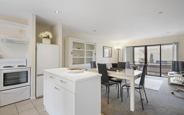 Stylish Central 2BR Apt nr Hospital