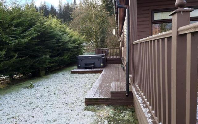 Stunning 4-bedroom Cabin With Hot Tub in Beattock!