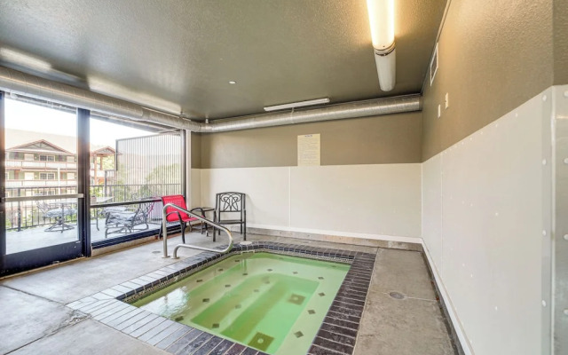 Resort Getaway on Lake Chelan: Pool + Beach Access
