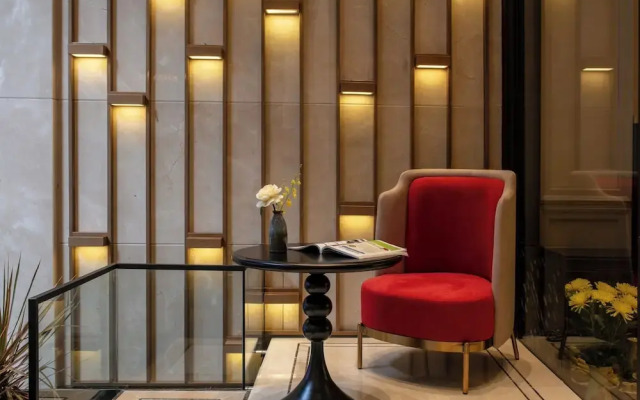 Le Premier Hotel & Rooftop Bar