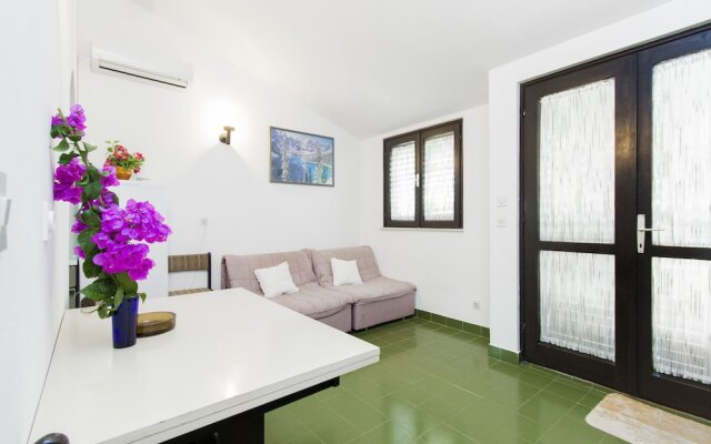 7 Olives Apartments