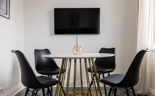 Contemporary 2 Bedroom Apartment in Shepherd's Bush