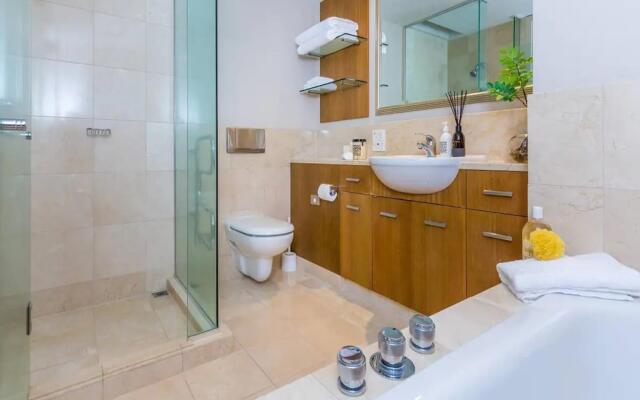 Stylish Central City Apartment with  Pool and Gym