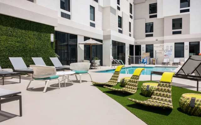 Hampton Inn & Suites Miami Wynwood Design District