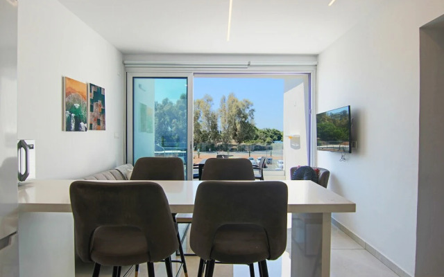 Phaedrus Living: Seaside Executive Flat Harbour 203