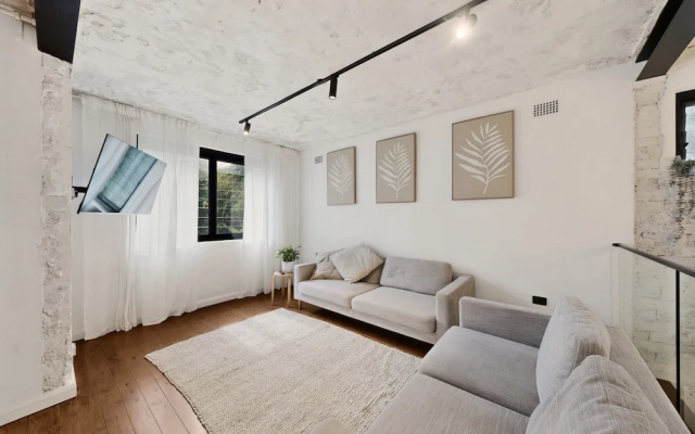 Sunlit 3-bed Coastal Stay With Private Deck – Guest Rooms – Sydney