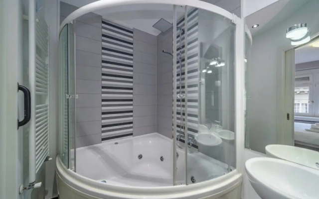 Silver Apartment With Hot Tub And Balcony