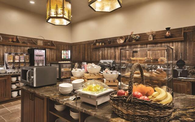 Glacier International Lodge