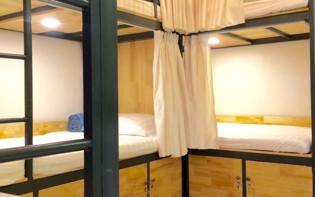 The Lily Hostel and Coffee – Guest Rooms – Ho Chi Minh City