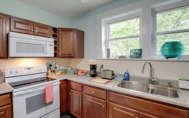 Lovely Hendersonville Retreat ~ 1 Mi to Downtown!