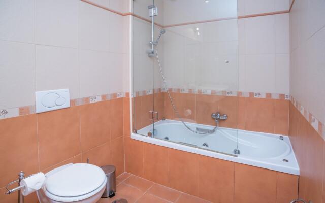 Traditional Townhouse in Vila Sol by Ideal Homes
